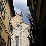 アパート Cathedral Home, Of